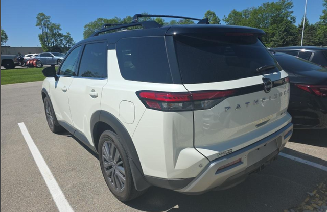 2023 Nissan Pathfinder SL