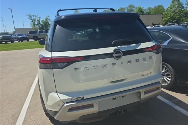 2023 Nissan Pathfinder SL