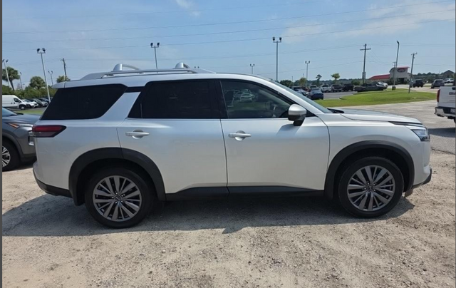 2024 Nissan Pathfinder SL