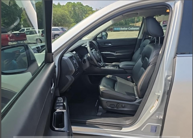 2024 Nissan Pathfinder SL