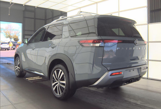 2025 Nissan Pathfinder Platinum