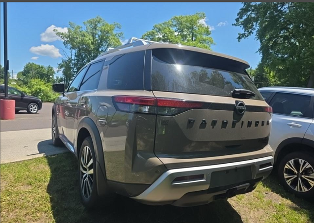 2023 Nissan Pathfinder Platinum