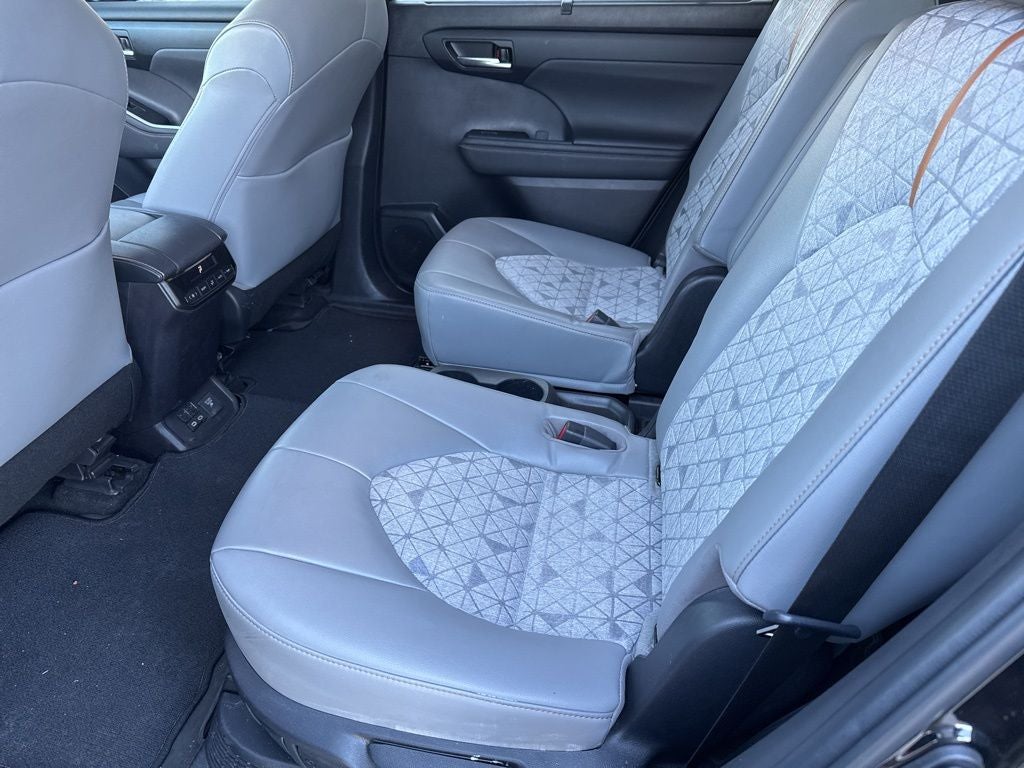 2023 Toyota Highlander Hybrid Bronze Edition