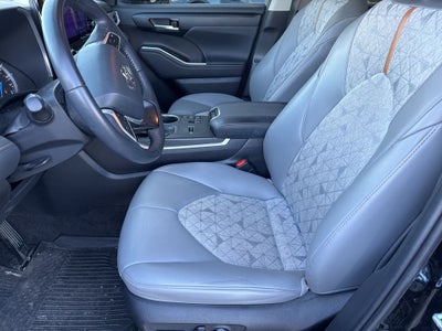 2023 Toyota Highlander Hybrid Bronze Edition