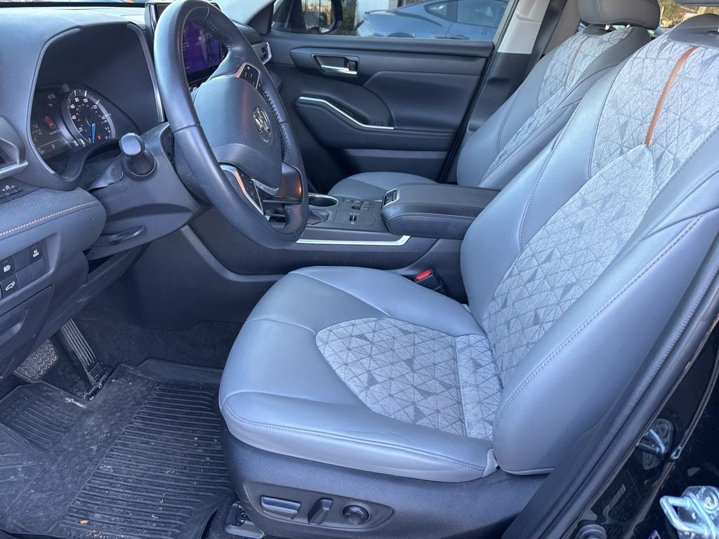 2023 Toyota Highlander Hybrid Bronze Edition