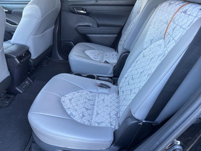 2023 Toyota Highlander Hybrid Bronze Edition