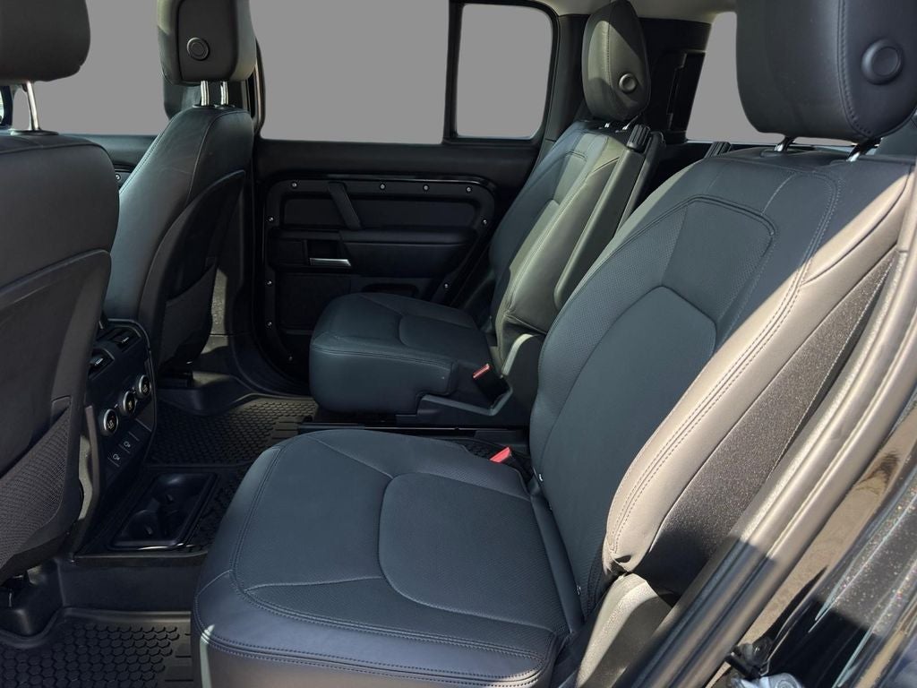 2025 Land Rover Defender 130 X-Dynamic SE