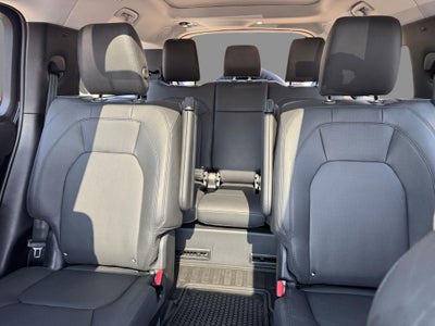 2025 Land Rover Defender 130 X-Dynamic SE