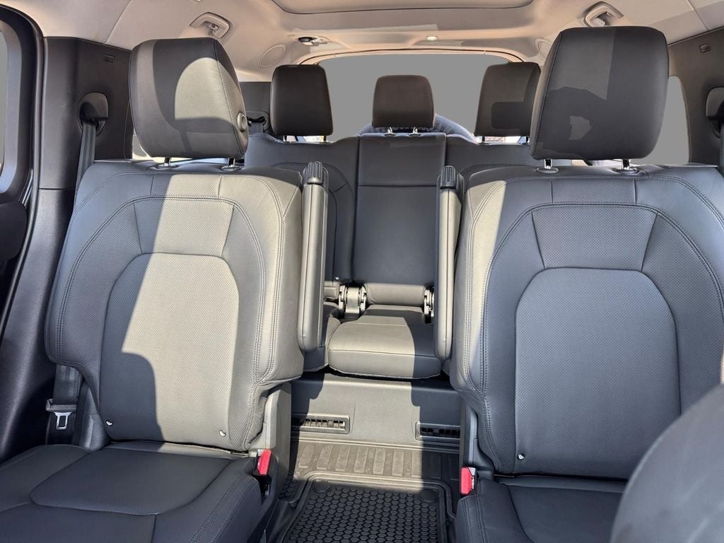 2025 Land Rover Defender 130 X-Dynamic SE